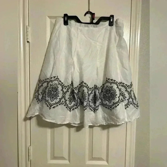 Large skirt by attention - white and black with beads - size large - Picture 1 of 5